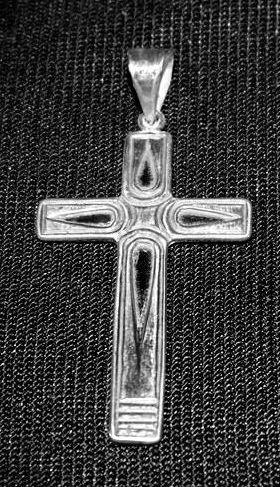 Křížek zdobený znaky ve tvaru plamínků - stříbrný přívěsek