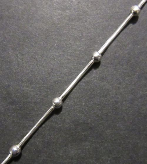 Stříbrný řetízek s několika kuličkami 19cm
