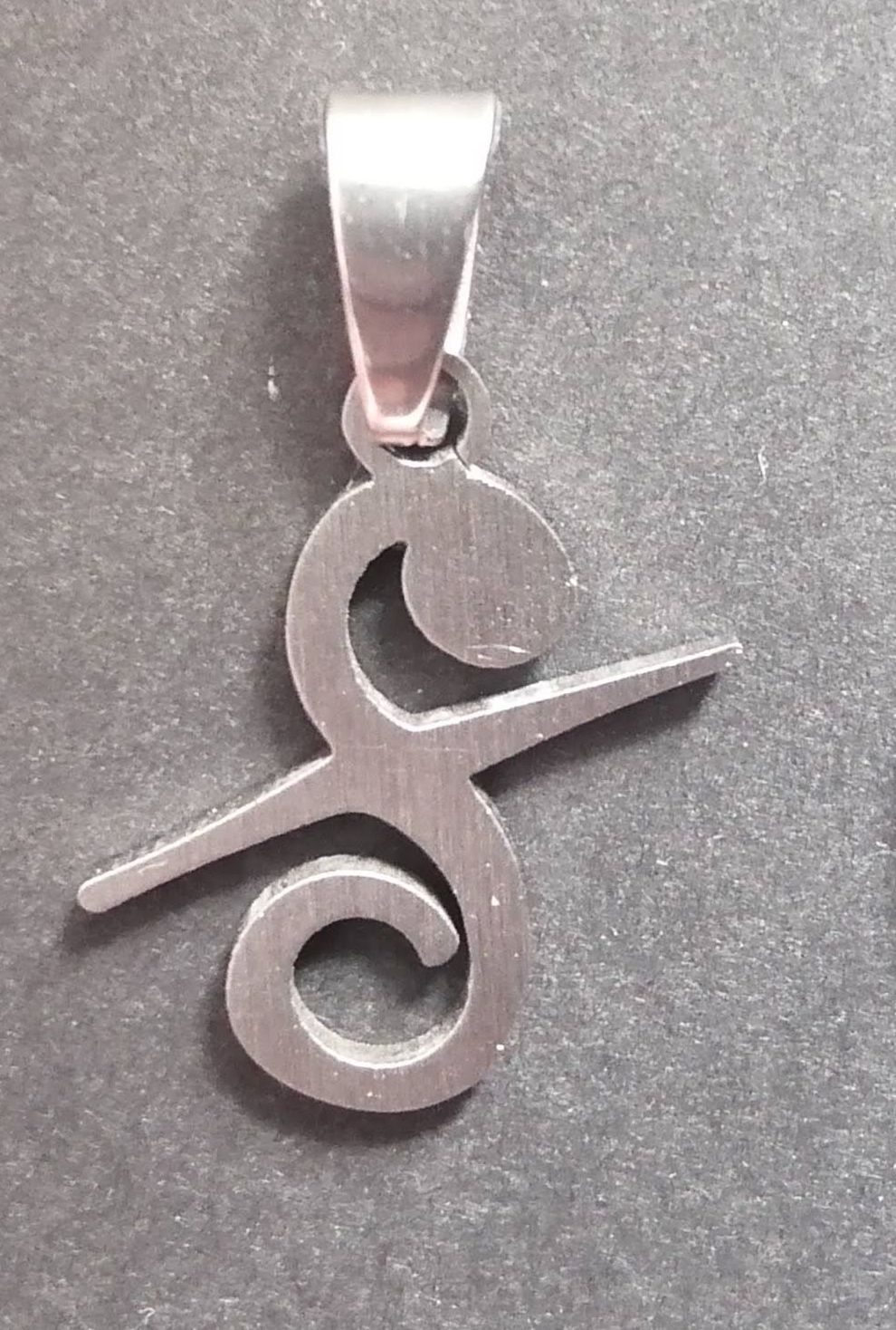 Ornament zajímavého tvaru - ocelový přívěsek
