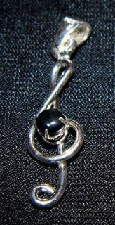 Houslový klíč zdobený černým kamenem - stříbrný přívěsek