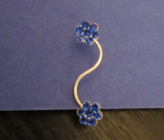 Ozdobná záušnice s modrými květy