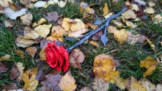 Kovaná růže s květem v červené barvě