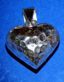 Silné trojrozměrné srdce - přívěsek ze stříbra
