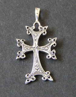 Kříž se zdobenými rohy - stříbrný přívěsek