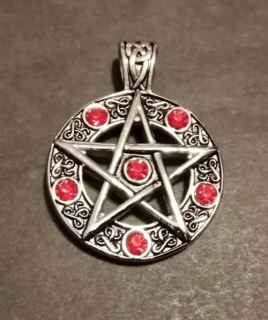Velký pentagram zdobený červenými umělými kameny - přívěsek z oceli