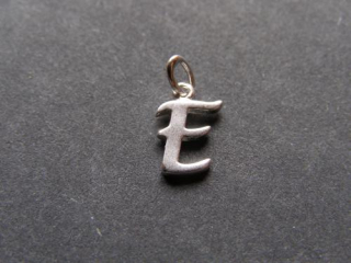 Stříbrný přívěsek - písmenko E