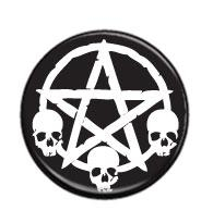 Pentagram se třemi lebkami - button