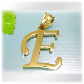 Písmeno E ve zlaté barvě - ocelový přívěsek
