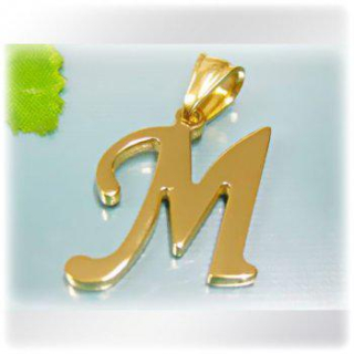 Písmeno M ve zlaté barvě - ocelový přívěsek