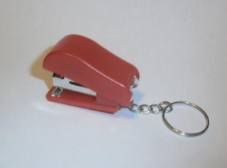 Sešívačka - červená - přívěsek na klíče