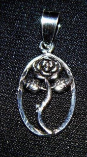 Růže v oválu - přívěsek ze stříbra