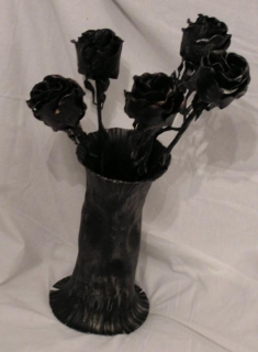 Váza s pěti kovanými růžemi
