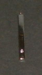 Dlouhá tyčka zdobená růžovým sklíčkem - ocelový přívěsek