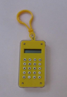 Žlutá kalkulačka s hlavolamem - přívěsek na klíče